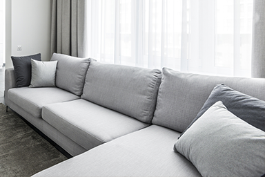 Almofada decorativa clara sobre um sofá