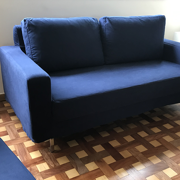 Sofá com capa de sarja azul