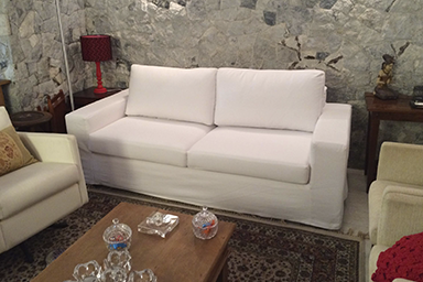 sofá de dois lugares de almofadas soltas em sarja branca