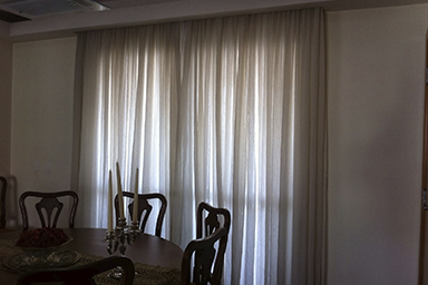Sala de jantar com cortina