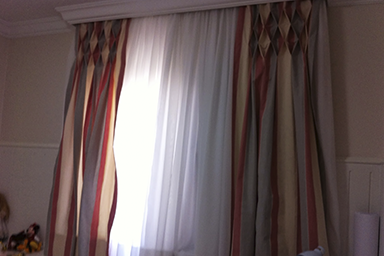 cortina curta de voil com forro na sanca com xale em detalhe de losângulo